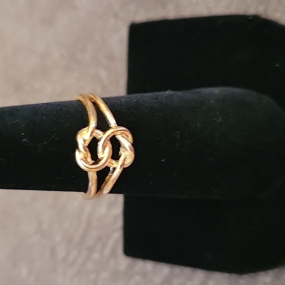 3/$30 VTG Goldtone Knot Ring Size 6 - Picture 2 of 5